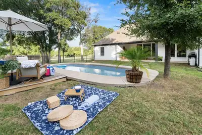 Image de 4 Bedroom Estate With Pool - 25 min Tcu and At&T