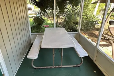 Image de #8 2-bedroom cottage in Salt Springs Under New Management, ice machine on site.