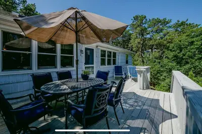 Image de Indian Neck 3br on Quiet Road, Steps to the Beach, A/C, Fireplace