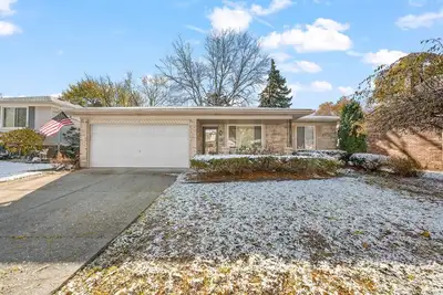 Image de Charming 3br home w/ yard and fireplace in Troy