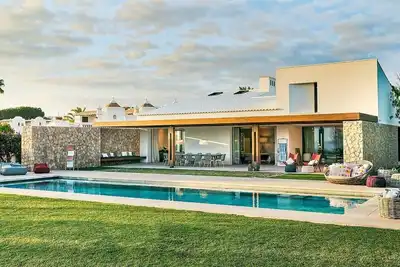 Image de Contemporary Haven for Oceanfront Daydreaming