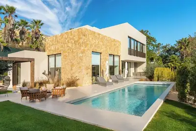 Image de Bespoke Quinta do Lago Villa with Heated Pool and Rooftop Jacuzzi