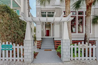 Image de Eclectic, airy beach cottage w/ partial ocean view, private W/D, and pool access