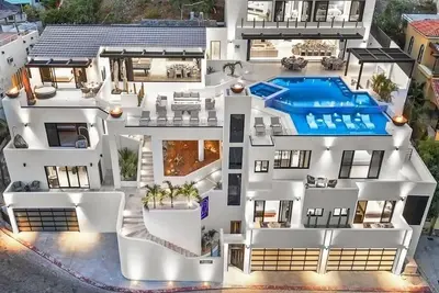 Image de New Luxury Estate, Privacy, Gated, Sleeps 26, Panoramic Views, Celebration Room