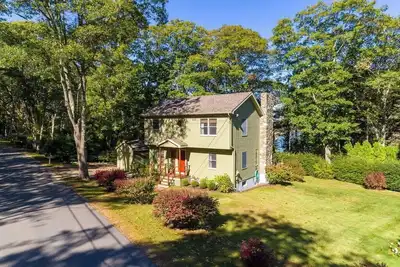 Image de The Cove Retreat is the perfect spot to walk the family or dog down to Stover's Point Beach.