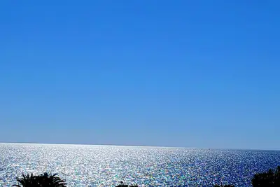 Image de Wake up to Fabulous ocean views from this top floor apartment