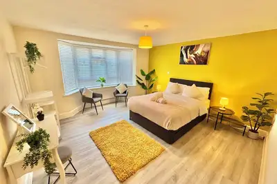 Image de Central Three Bedroom in Town Centre - Free Parking - 5 Mins Walk to The Beach