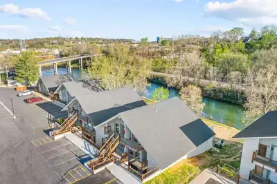 Image de Branson Modern Luxury Haven •Heated Pool •Stylish 2br •Walk to Branson Landing