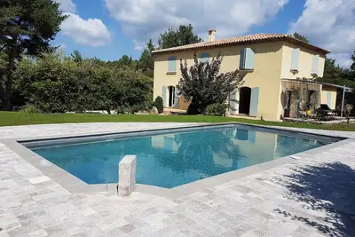 Image de Loue élégante bastide avec piscine dans domaine privé du Haut-Var