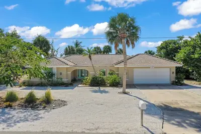 Image de Tranquil Tides: A Serene Lakeside Escape Near the Beach!