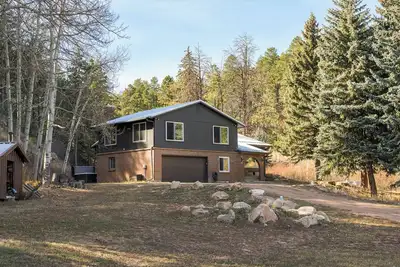 Image de Creekside - Cozy Retreat - Hot Tub - Outdoor Sauna