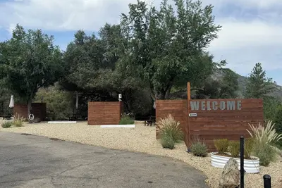 Image de Peaceful Overnight Parking Close to Town with Hookups and Restroom- Shower