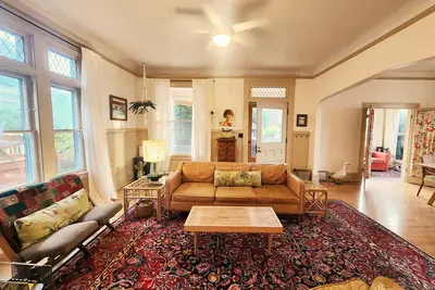 Image de 30+ Day Rental: Beautiful 1902 Apartment on Corner Lot on Bike Path in Irvington