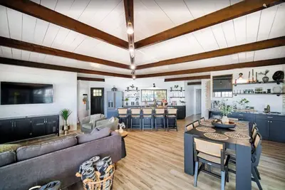 Image de TreeTops of Lake Michigan - Modern Beach House - Skiing, Golfing, Trails, Spa