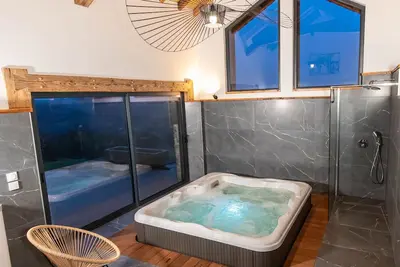 Image de Gîte La Colline  : Vue Montagne, Terrasse Privée et jacuzzi