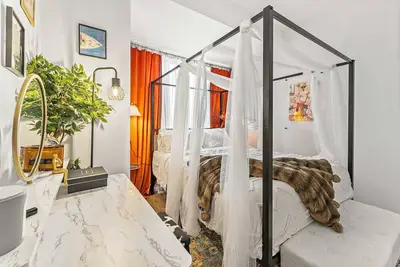 Image de Cozy family suite in Boston with a pool and gym