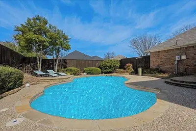 Image de Pool Oasis in Frisco AirHockey PingPong Sleeps 15+