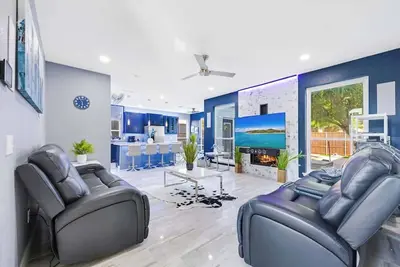 Image de Luxe Modern Spacious Pool PingPong Ev Sleeps 20!