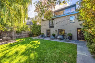 Image de funky barn loft conversion 8 mins to downtown, private driveway