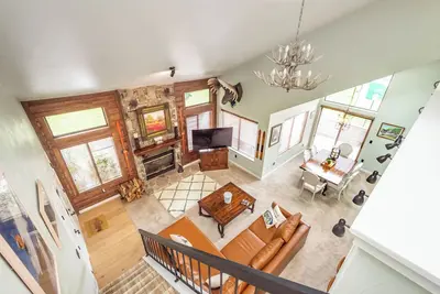 Image de Seven Springs Sunridge year-round mountain ski chalet with private hot tub!