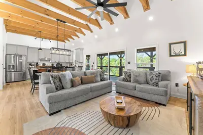 Image de Chic 3bd Lakefront for 8 w Hot Tub & Game Room!