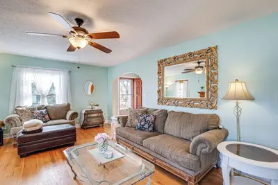 Image de < 1 Mi to Dtwn Franklin: Charming Home w/ Sunroom!