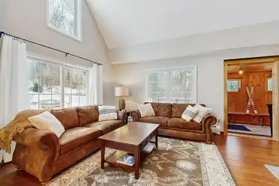 Image de Spacious house w/ winter mountain views, deck, woodstove, close to Mt Snow, Bbq