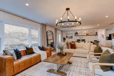 Image de 6-Bed Luxe Secluded Retreat 15 min to Asheville, Huge Gameroom, Hot tub, Poker Tbl