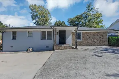 Image de Elegant 6 Br estate, spa tub & modern European design