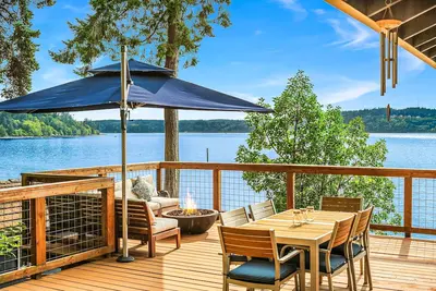 Image de Vashon waterfront home with amazing views, beach, and gas firepit