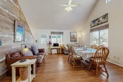 Image de Conveniently located home with fully stocked kitchen, w/d, fast wifi & deck