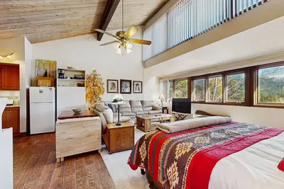 Image de Studio condo w/ wifi, kitchenette, shared pool & hot tub - near golf & skiing