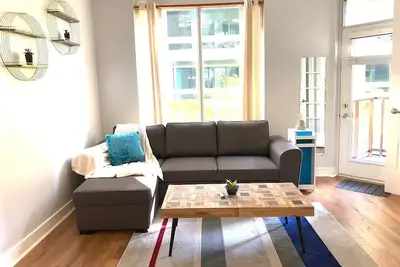 Image de Yorkville Bloor Suites- 2 minutes walk to Transit