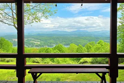 Image de Vues époustouflantes du feuillage depuis le chalet de la tour de feu