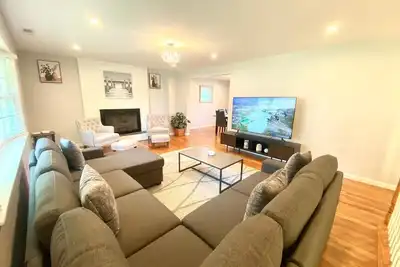 Image de 4 Bed, 3 Bath Urban Luxury in Central Ct w/ free Rv parking