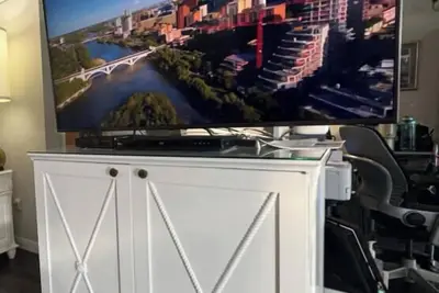 Image de Dec 1–Aug 1 Furnished 1br/1. 5b Downtown • Heated Parking • $2, 400 All-Inclusive