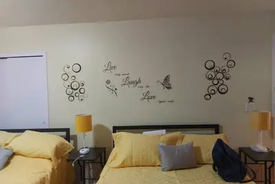 Image de 3-bedroom apartment in pleasant Forest Hills with next to all