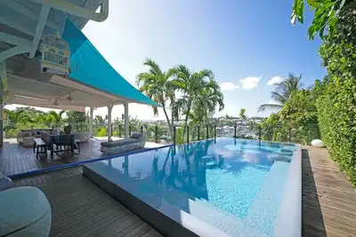 Image de Villa Marina Paradis au Gosier : vue marina, piscine et accès ponton privé