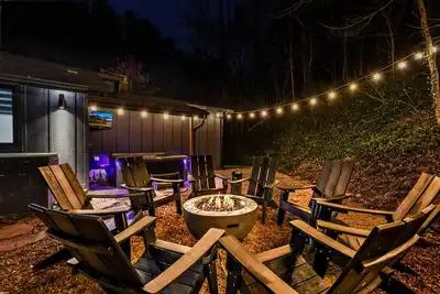 Image de Easy Access I Updated 3 Bed 2 Bath Modern Cabin I Fire Pit I Hot Tub I Arcade