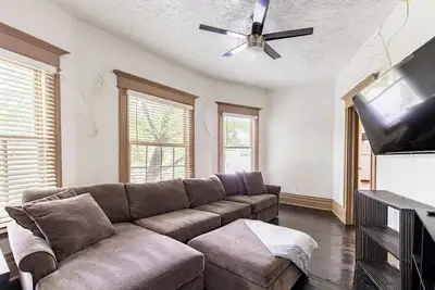 Image de Spacious Modern Apartment with Large Living Room