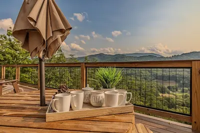 Image de Cabin with Breathtaking Views, Hot Tub & Game Room