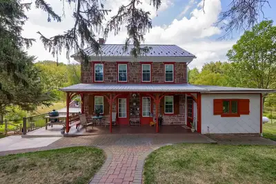 Image de Cedar Glen Farmhouse • 1800s Stone Retreat