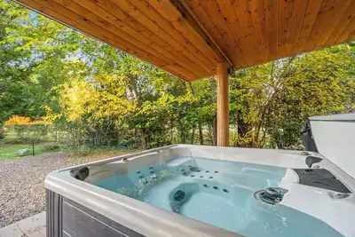 Image de My Green Acres -Relaxing Retreat w/ Steam Shower, Jacuzzi & Outdoor Space