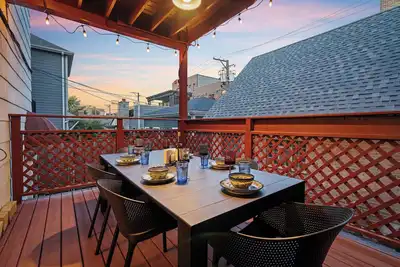 Image de Spacious 3br/2ba North Center Gem - 10-Min Walk to Brown Line - Fast Wi-Fi