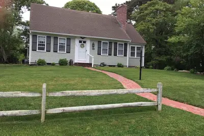 Image de Renovated 4br, 2ba Brewster home with A/C, deck, den, and game room.