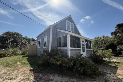 Image de Charming Brewster beach cottage steps from the bay, sunsets, and local favorites.