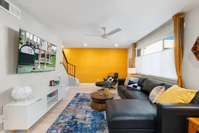 Image de Designer Townhome w/ Luxe Finishes & Bright Flair