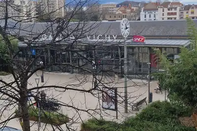 Image de Studio de 26 m2 avec cuisine séparée et balcon, en face de la gare