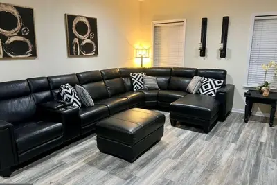 Image de Lovely 3-bedroom condo. Quiet area-easy commute to stadiums.