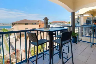 Image de Coastal Serenity with Broadwater Views
